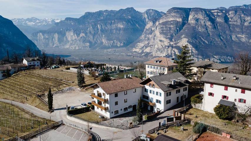 Hôtel pour 3 personnes, avec jardin ainsi que vue et balcon à Salorno