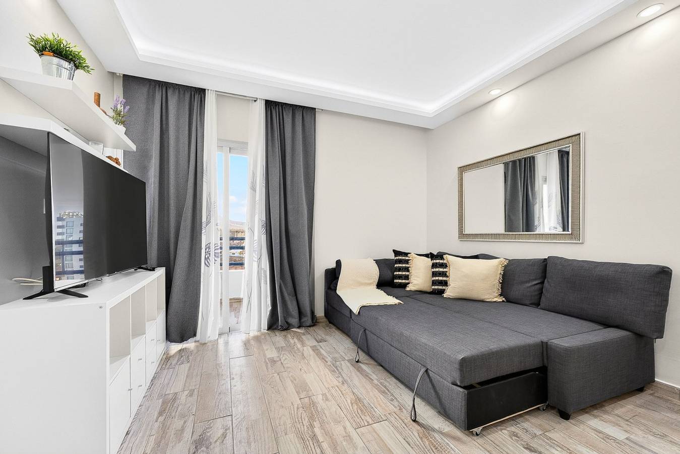 Apartamento entero, Oceanview Paradise 2Br: High-Speed Wifi & Office  | Walk to Beach & Restaurants | Costa Adeje in Moncloa-Aravaca, Madrid