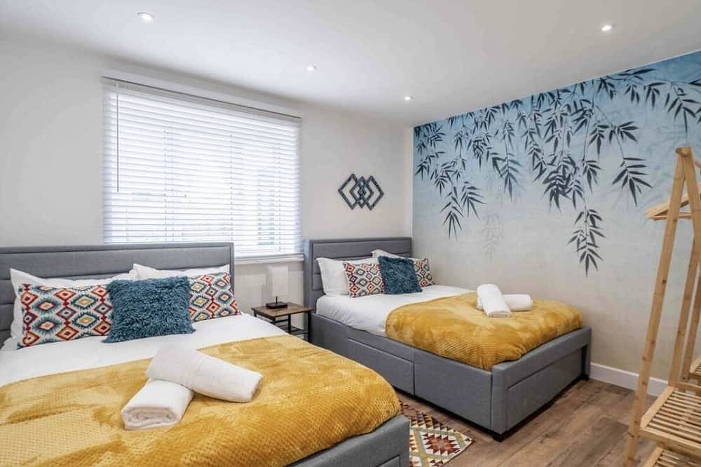 Luxe Ocean +playroom +Seascape/sleeps 12 in Barton on Sea, Hampshire
