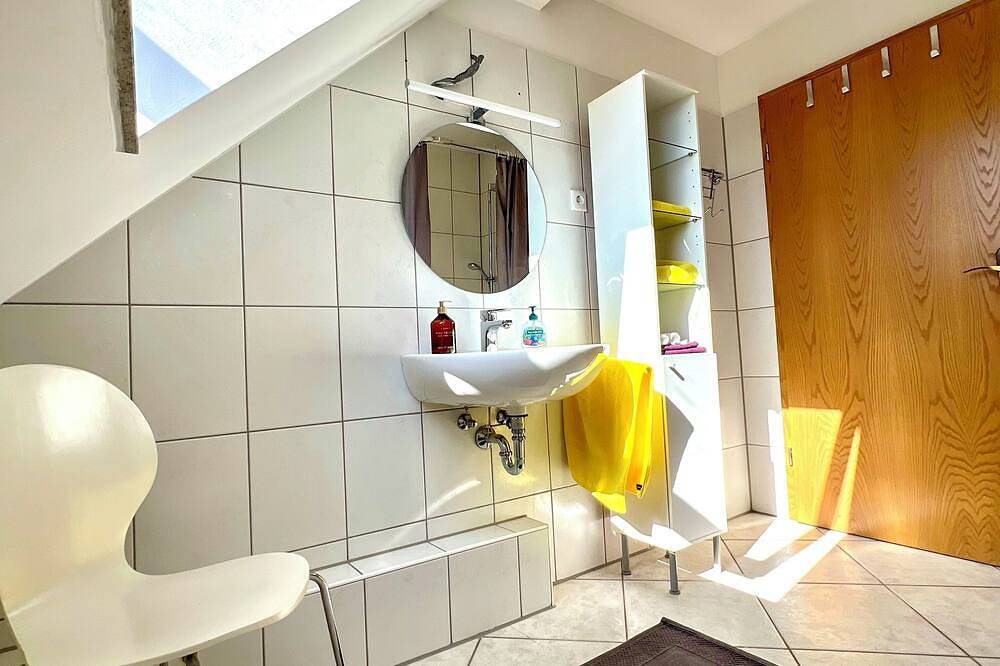 Kleines Zimmer mit geteiltem Bad in Neuss, Rhein-Kreis Neuss