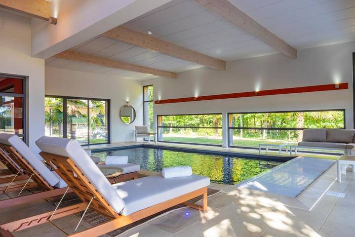 Location de vacances pour 14 personnes, avec Terrasse et Jardin ainsi que Piscine et Sauna à Simard (Saône-et-Loire)