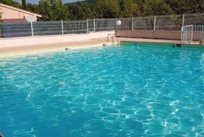 Location de vacances pour 4 personnes, avec piscine ainsi que terrasse et vue à Saint-Martin-de-Brômes - 2