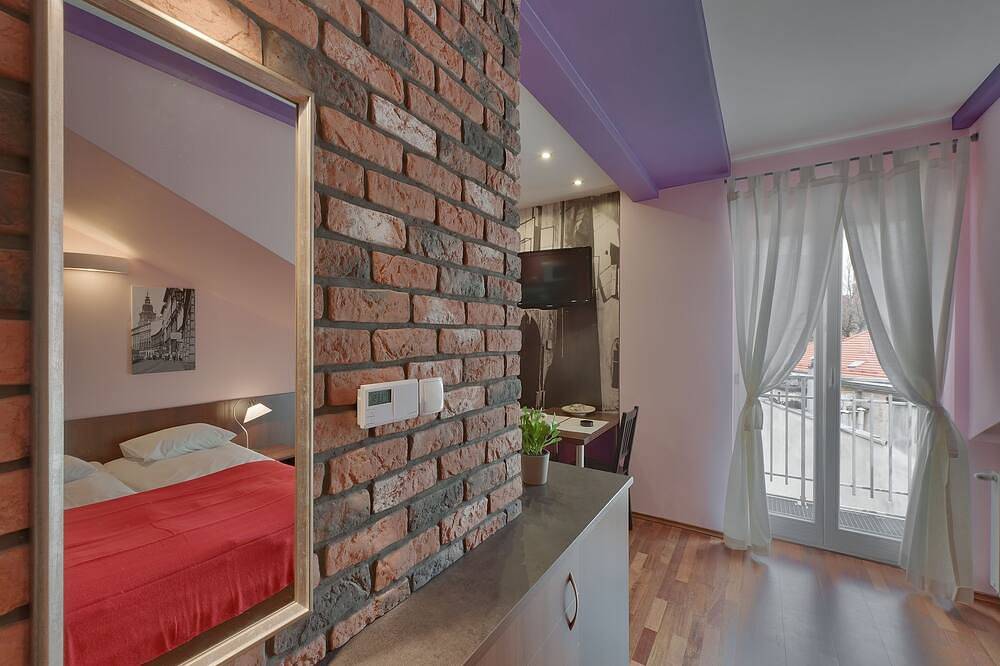 Estudio de belleza a 5 minutos de la plaza principal en el centro de la ciudad in Cracovia, Pequeña Polonia (región histórica)
