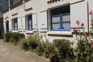 Gîte pour 4 personnes, avec terrasse ainsi que piscine et jardin, animaux acceptés dans Grottes de Régulus