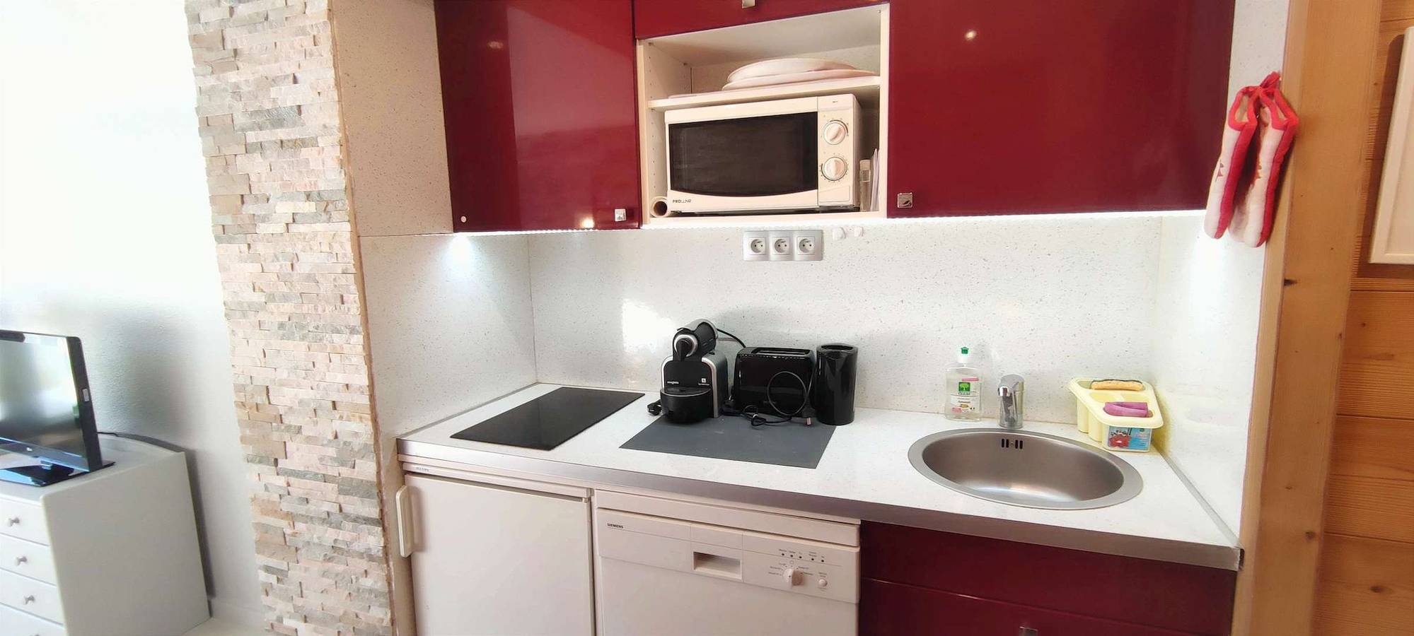Apartamento vacacional entero, Renovated studio apartment, south-facing balcony – direct access to shopping mall in Isola 2000, Isola