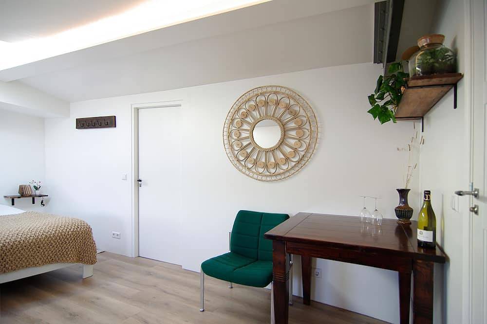 Central & Modern studio on Eco-Houseboat Excelsior! in Amsterdam West, Nederlandse kust