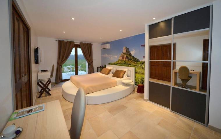 Chambre d’hôte pour 2 personnes, avec piscine ainsi que vue et jardin, animaux acceptés dans l' Ain - 2