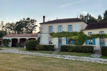 Location de vacances pour 6 personnes, avec terrasse ainsi que jardin et piscine à Cherves-Richemont