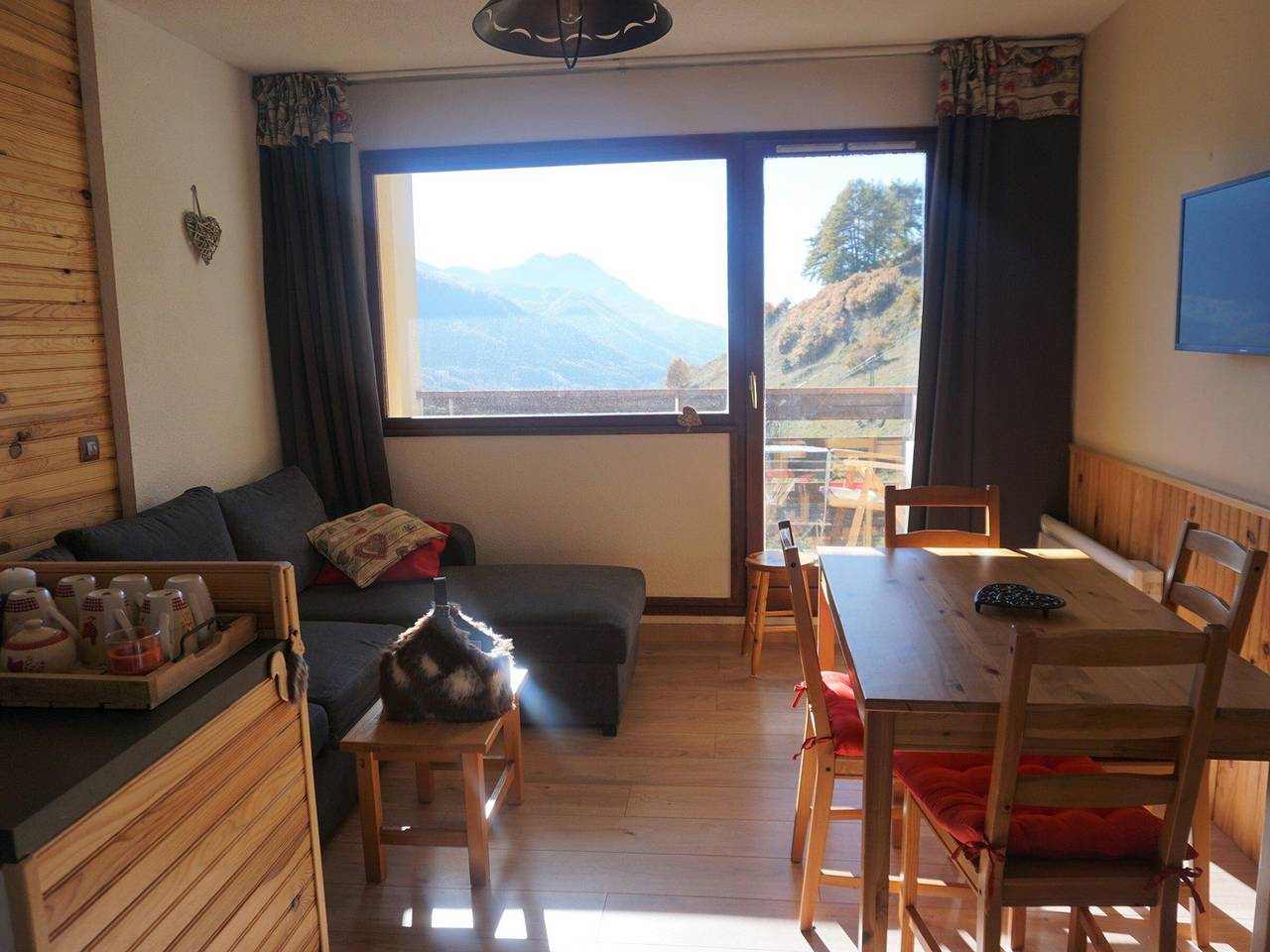 Entire studio, Cabin studio in Orcières Merlette - sleeps 4, pets allowed, bed linen included in winter in Orcières, Écrins National Park