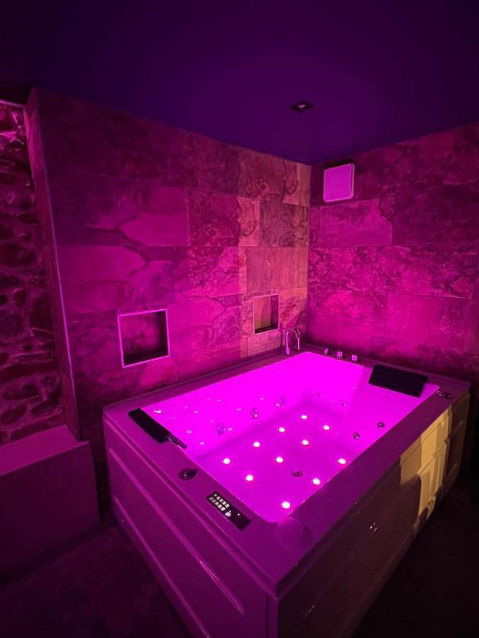 Gîte pour 2 personnes, avec jardin et jacuzzi dans Bettant