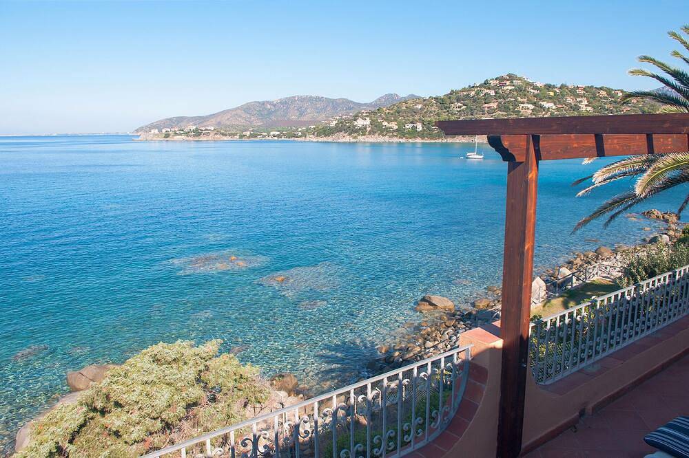 Villa Angelad: 180° Sea View & Direct Sea Access in Torre delle Stelle, Maracalagonis