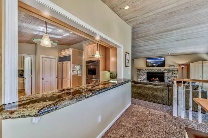 Vacation rental for 6 people, with hot tub and balcony as well as pool in Tahoe Keys
