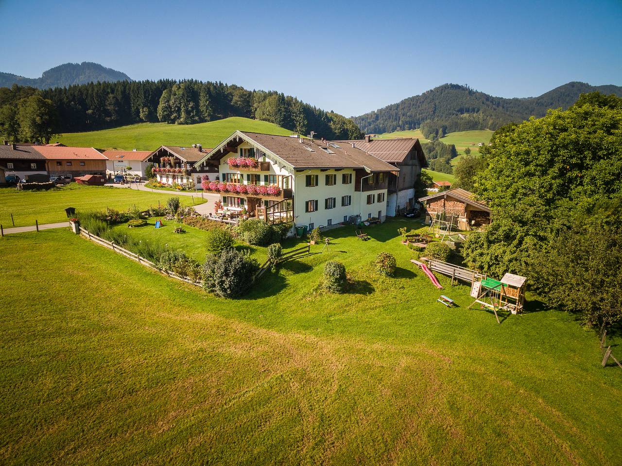 Schneider-Hof inkl. Chiemgaukarte - Nr. 2 Dreibettzimmer mit Dusche und Wc, Tv, Balkon, Wlan in Ruhpolding, Bayerische Alpen