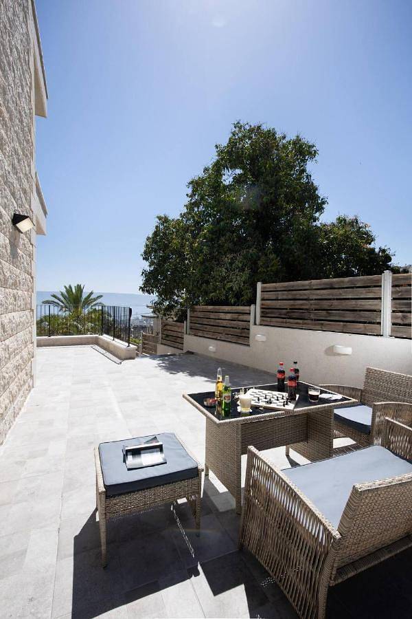 Gîte pour 8 personnes, avec piscine et jardin ainsi que jacuzzi et terrasse à Tibériade - 2