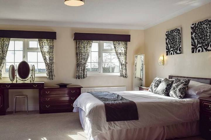 5 bedroom accommodation in Abbots Salford, near Stratford-upon-Avon in Salford Priors, Warwickshire
