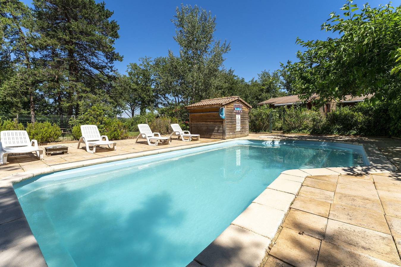 Chalet 'Gite Romarin' con piscina compartida, terraza privada y Wi-Fi in Mirabel-aux-Baronnies, Región de Nyons