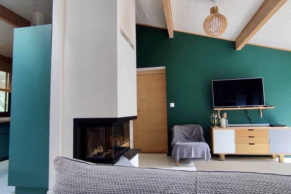 Wooden family house by the water, marina in Lac de Lacanau, Lacanau