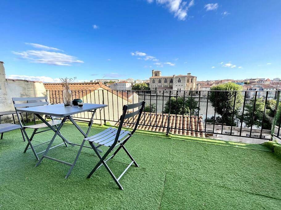 Appartement entier, Studio with Terrace in Bourg-de-Péage, Région de Valence