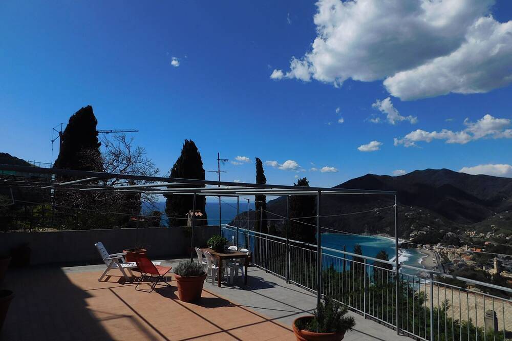 Appartamento E Terrazza 100 Mq Vista Mare+Panorama Lemeglio  Parcheggio Privato in Lemeglio, Moneglia