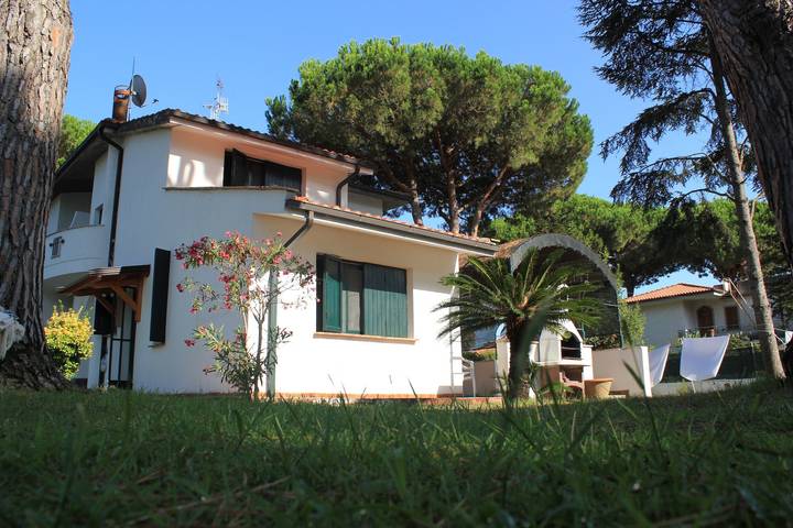 Villa 'Gioia – Strandnah' mit Terrasse, Garten, Balkon und Parkplatz in Spiagga Salto di Fondi, Fondi