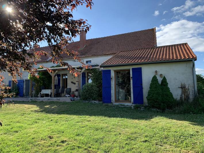 Gîte pour 6 personnes, avec piscine à Sussat