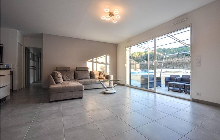 Salernes Poolside Apartment with Parking & Internet in Salernes, Draguignan region