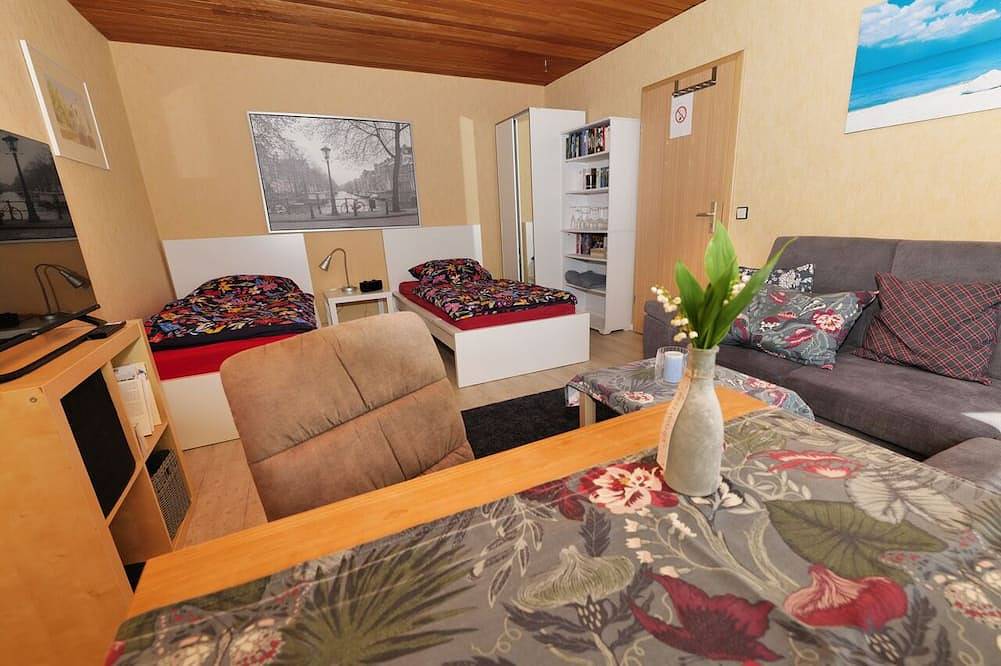 Ganze Wohnung, Blaues Doppelzimmer, 25 qm, mit Gemeinschaftsbad und Terrasse in Hofheim, Main-Taunus-Kreis