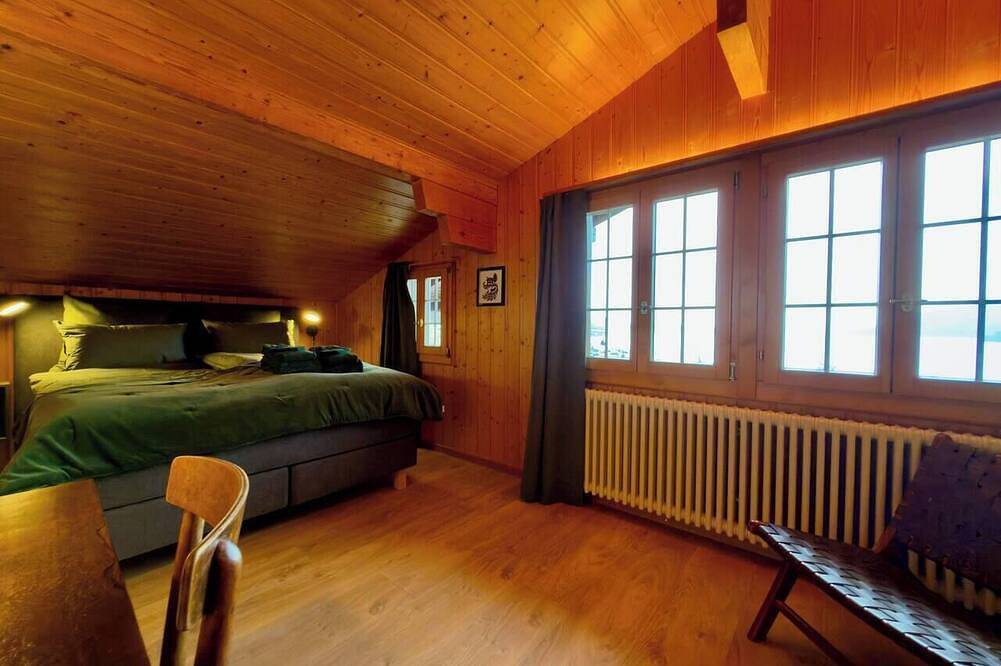 Elegant Family Chalet with Lake & Mountain Views in Leissigen, Thunersee