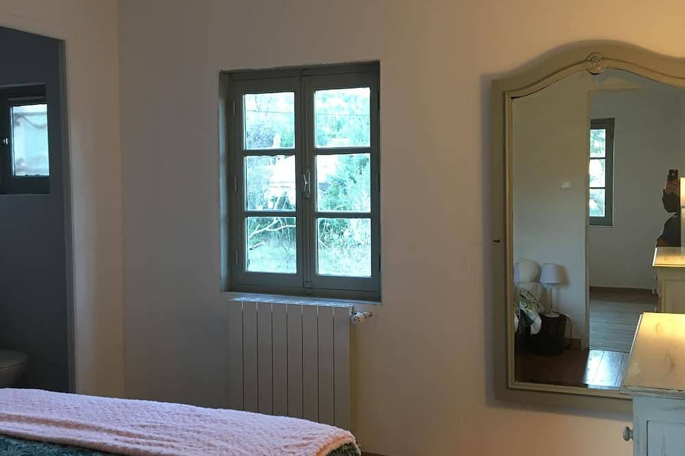 Old country house on a large plot of land in a quiet location 2km from the village of Fayence in Fayence, Draguignan region