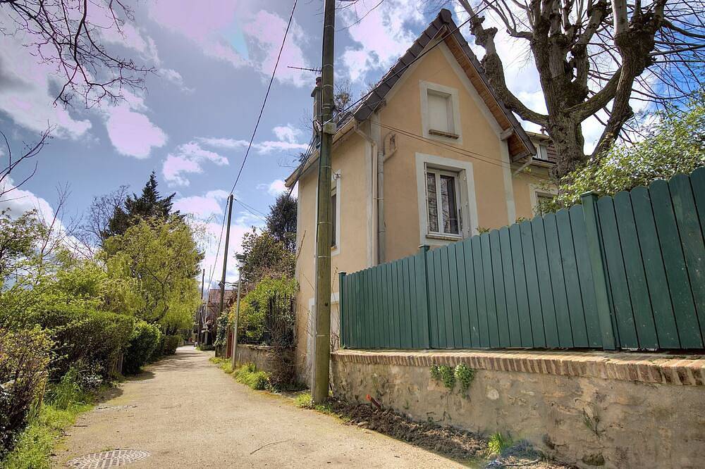 Charmante Petite Maison Située sur une île des Bords de Marne à 15 mn de Paris in Joinville-le-Pont, Val-de-Marne