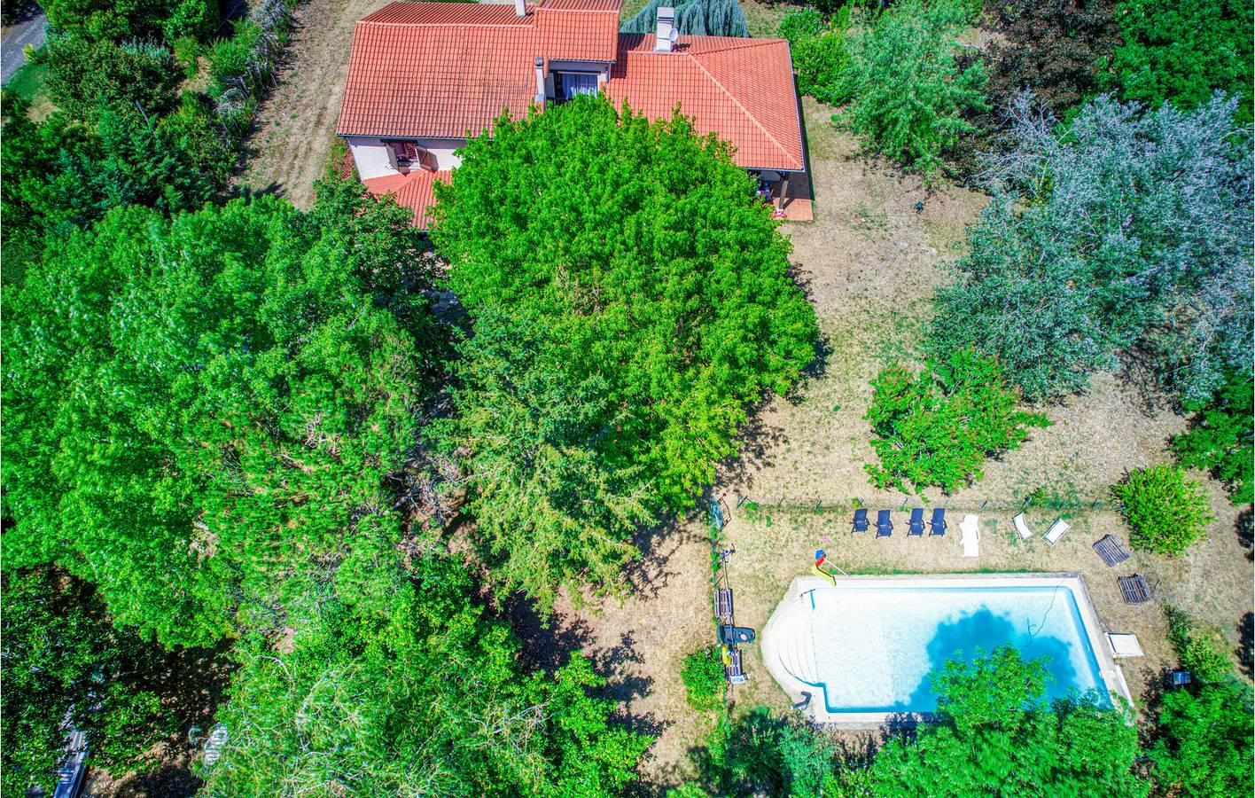 Montricoux Retreat: Apartment with Pool, Garden & Parking! in Montricoux, Tarn-et-Garonne