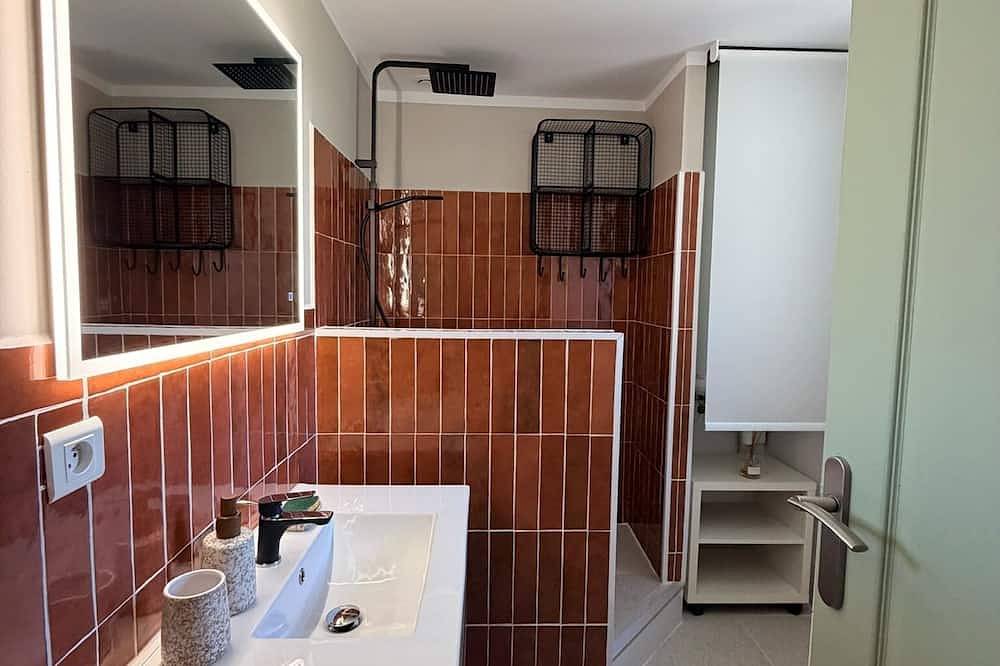 Appartement entier, Grand appartement climatisé avec terrasse entre Dentelles Ventoux et Avignon in Vacqueyras, Vaucluse