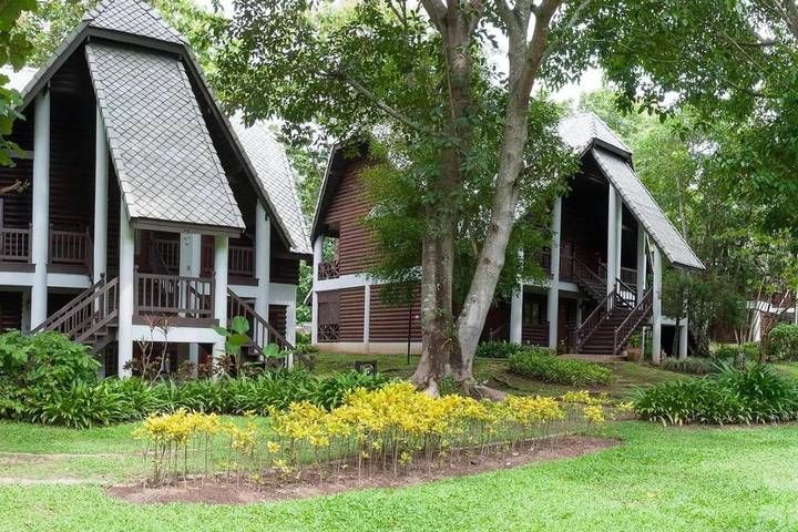Lodge pour 3 personnes, avec terrasse et piscine ainsi que vue et jardin