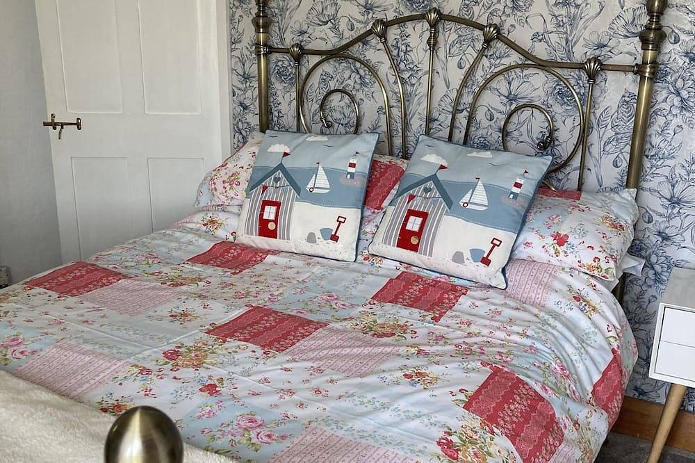 Character Victorian Cottage Opposite Common Land within New Forest National Park in Lymington, Hampshire