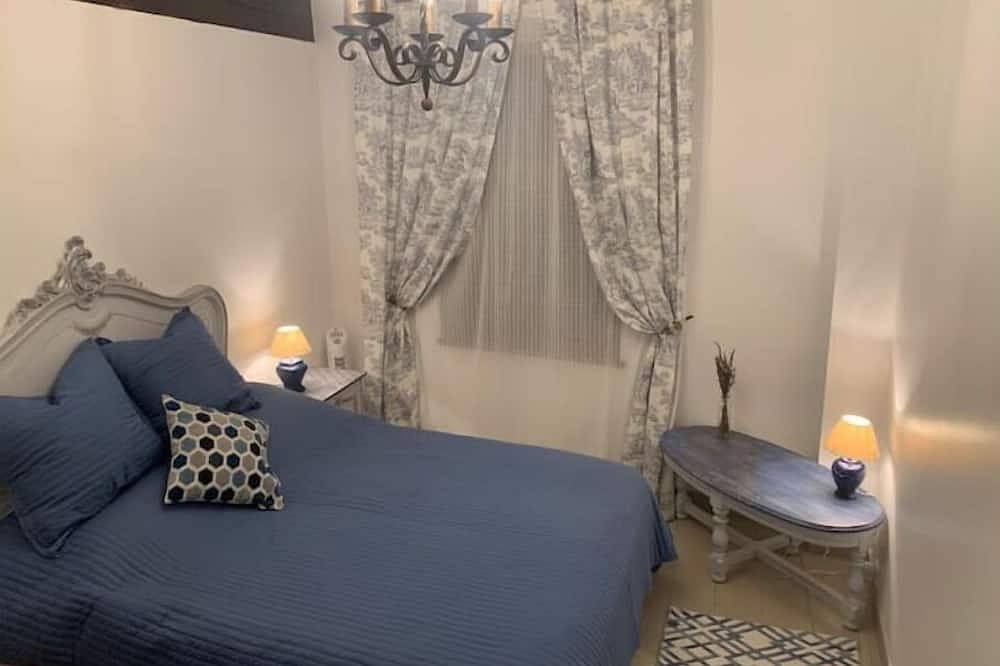 Apartamento entero, Maison du Roy -Upper Chambers .  July and August is Available! in Saint-Antonin-Noble-Val, Macizo Central