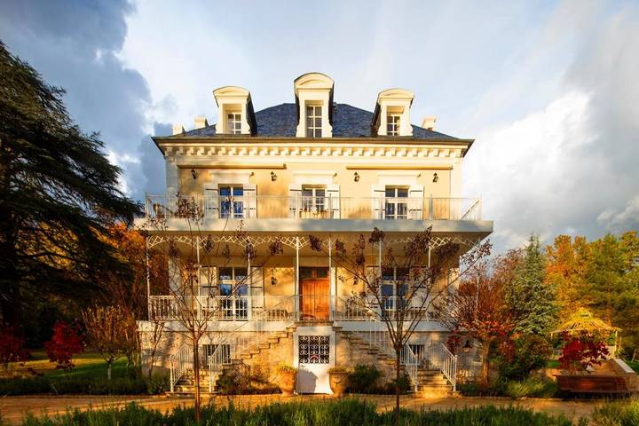 Chambre d’hôte pour 4 personnes, avec Balcon et Terrasse ainsi que Jardin et Piscine
