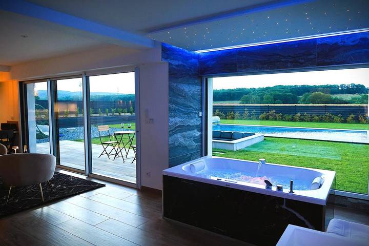 Villa pour 2 personnes, avec Jacuzzi et Terrasse ainsi que Jardin et Piscine