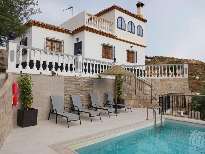 Apartamento para 6 personas, con Terraza además de Jardín y Piscina en Canillas de Aceituno
