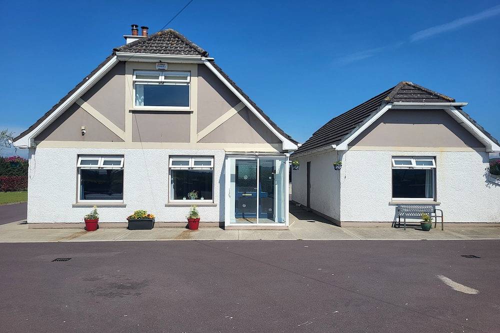 Four bedroom country cottage with scenic views in County Cork