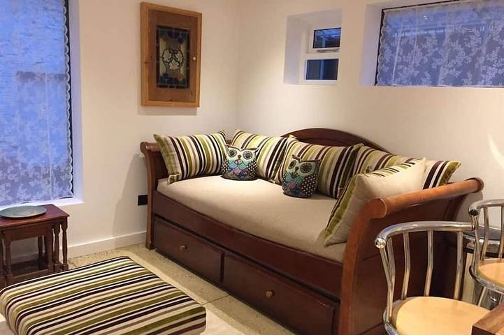 Cottage for 4 people, with Terrace and Garden in Glastonbury