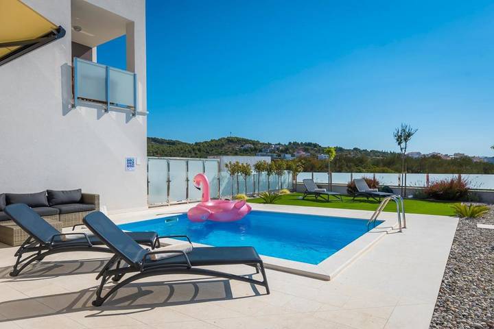 Villa pour 8 personnes, avec vue ainsi que jardin et piscine à Tribunj - 3