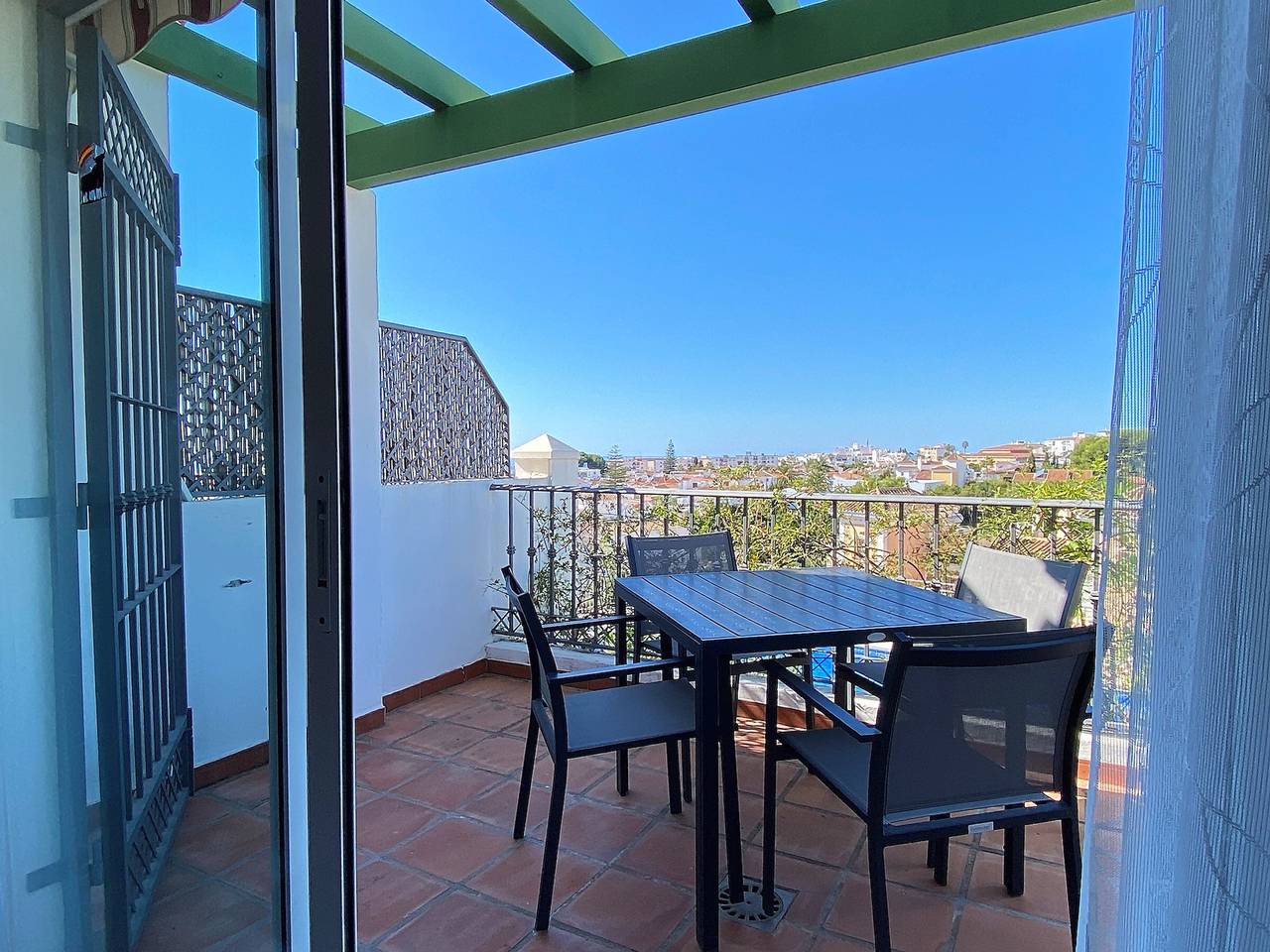 Maison moderne à Nerja avec clim, piscine commune, et Wi-Fi in Playa de Burriana, Nerja