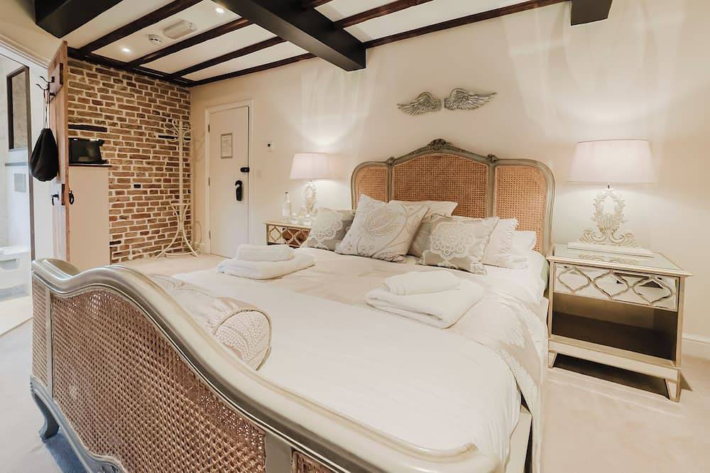 Experience boutique comfort above The Powell pub in Birchington. Stylish en-suite rooms, luxury touches, and a vibrant pub below—perfect for business, couples, or families. Book your coastal escape today! in Birchington, Kent