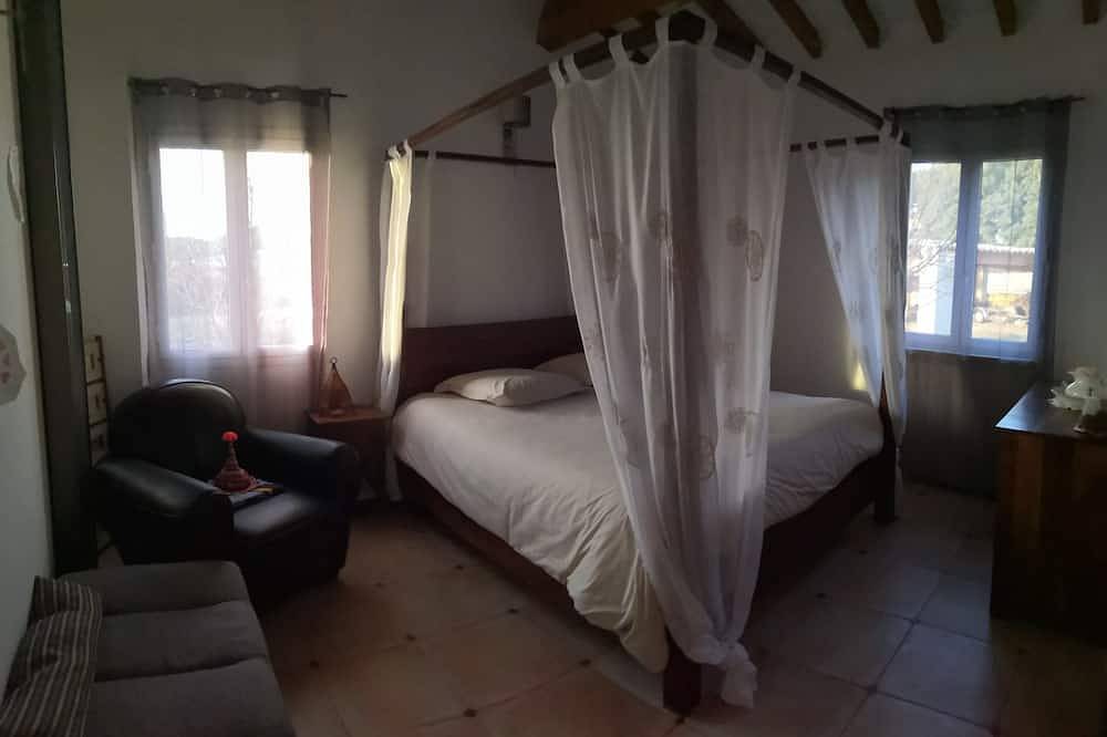 Country house with swimming pool on the edge of the Haut Var with views of the Ste Baume in Brue-Auriac, Brignoles region
