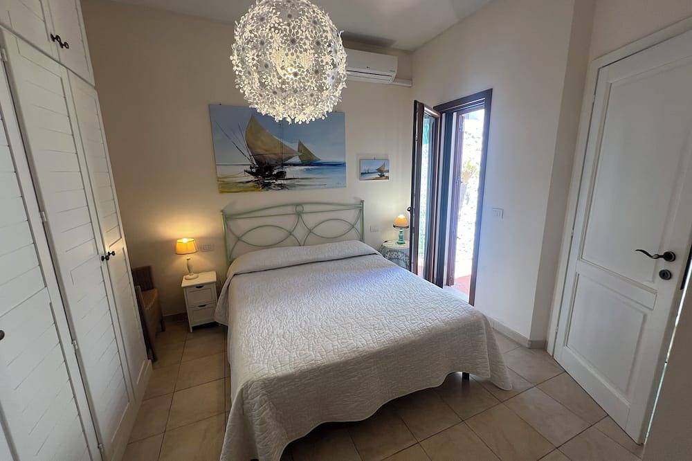 Entire apartment, House with garden with 2 bedrooms, 2 bathrooms, 50 meters from Beach in Torregrande, Oristano