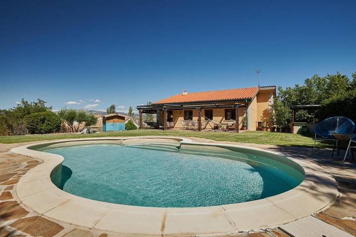 Casa rural para 6 personas, con Balcón y Terraza además de Jardín y Piscina en Uceda