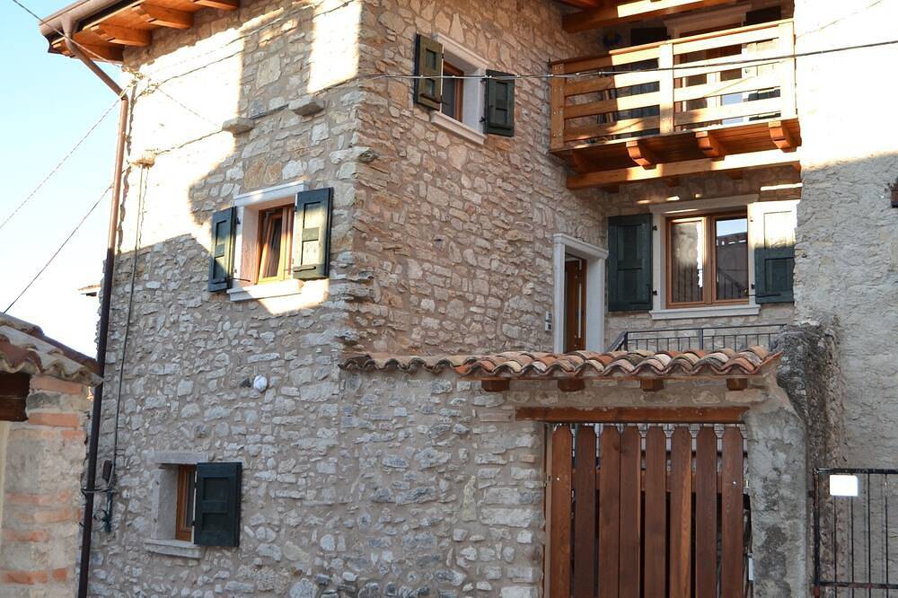 Ferienhaus auf dem Land in einem ruhigen Dorf für einen erholsamen Urlaub in Brenzone, Gardasee-Berge