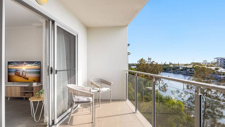 Vacation apartment for 2 people, with lake view and pool as well as balcony/terrace, with pets in Queensland