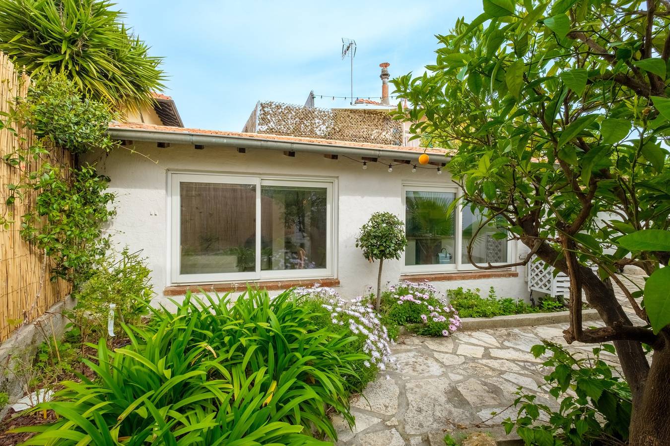 Appartement entier, Petite Maison-studio avec terrasse partagée, jardin partagé et climatisation in Cagnes-sur-Mer, Côte méditerranéenne (France)
