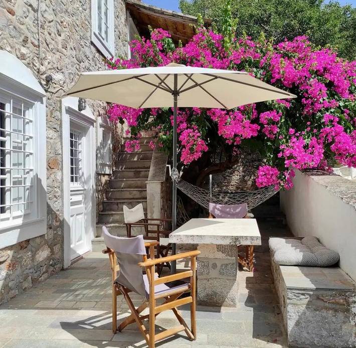 Villa for 6 people, with terrace and view, with pets in Hydra